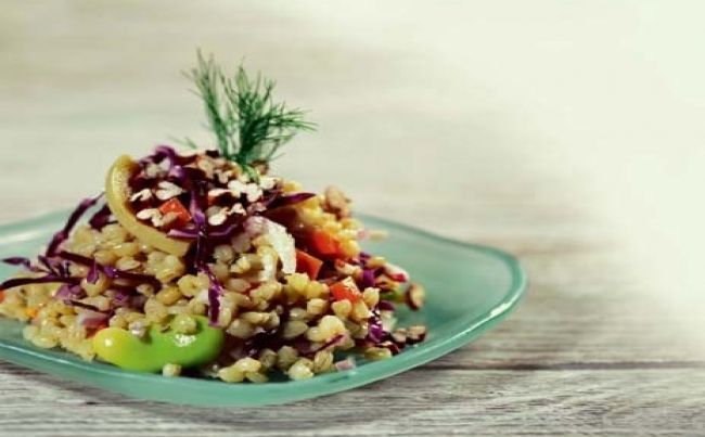 Trigo y pecanas en ensalada